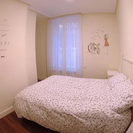 Apartamento En Casa Con Jardin + Garaje. E-bi-201 Apartment